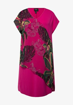 Różowa sukienka z dekoltem w serek, krótkimi rękawami i asymetrycznym dołem. Posiada kwiatowy wzór w zielone i ciemnofioletowe akcenty po jednej stronie.