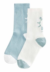 Dos pares de calcetines: uno azul claro con textura acanalada y otro blanco con textura acanalada y acentos turquesa. Ambos tienen colores de puntera contrastantes.