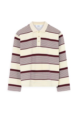 Camisa polo de manga larga en color crema con rayas horizontales en burdeos. Cuenta con un cuello clásico y una tapeta con tres botones. Textura de tela suave.