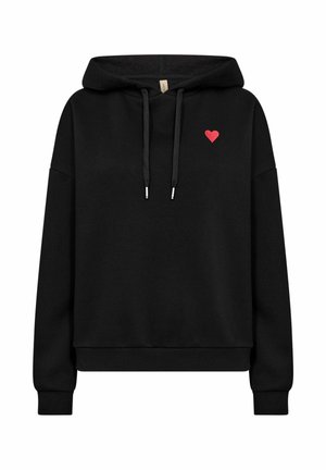Zwarte hoodie met een relaxte pasvorm, voorzien van een kleine rode hartjesborduring op de linkerborst en aantrekkoorden met zilveren metalen punten.