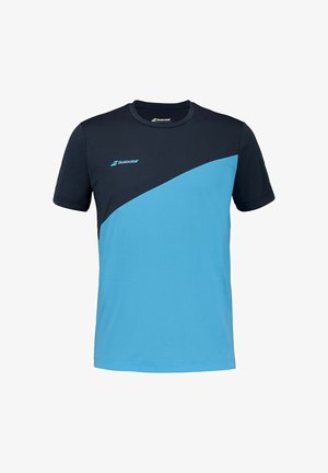 Heren sport t-shirt, met een marineblauw bovenstuk en een blauw onderpaneel, korte mouwen, ronde hals en Babolat-logo in lichtblauw.