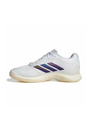 Weißer Sportschuh mit mehrfarbigen gestreiften Akzenten an der Seite und beiger Sohle, von der Außenseite auf weißem Hintergrund gezeigt.