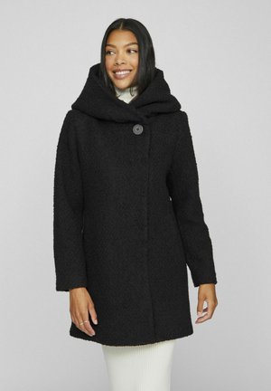 Manteau noir à capuche en tissu texturé, avec une fermeture à bouton unique, des manches longues et une coupe décontractée.