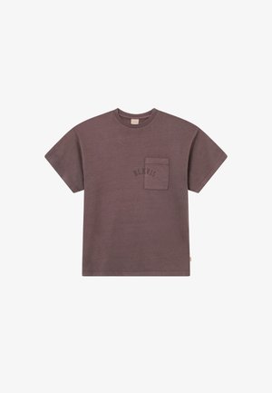 T-shirt de algodão roxa com mangas curtas, gola redonda, bolso de remendo na frente e detalhe do texto "BLKVIS" acima do bolso.