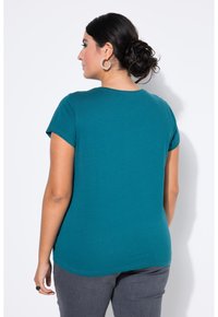 Teal korte mouwen t-shirt met een ronde halslijn, zachte stof en een relaxte pasvorm. Heeft een afgeronde zoom en een lichte rek voor comfort.