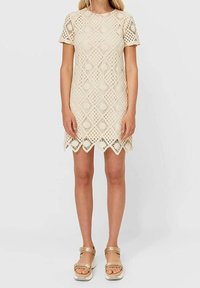 Kermainen pitsimekko lühikeste varrukatega, teemantmuster, lainedäär, hästi istuv siluett, koos beežide sandaalidega.