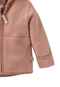 Lichtroze fleecejack met een ritssluiting, zijzakken, brede manchetten en een capuchon. Zachte textuur met zichtbare stikseldetails.