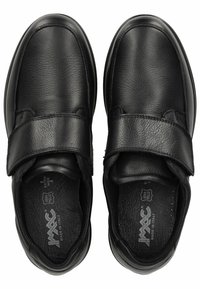 Sorte lædersko med en tekstureret overflade, udstyret med en velcrorem til lukning og et rundt tådesign. Bred pasform for komfort.