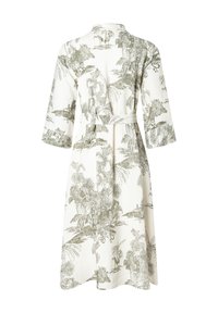 Robe en coton avec une taille ceinturée, présentant un imprimé botanique et animal vert sur fond blanc. Manches trois-quarts et design longueur genou.