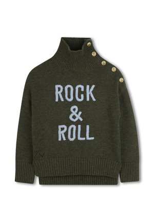Grüner Strickpullover mit hohem Kragen, ausgestattet mit "ROCK & ROLL" in hellblauer Stickerei und goldenen Knopfakzenten an einer Schulter.