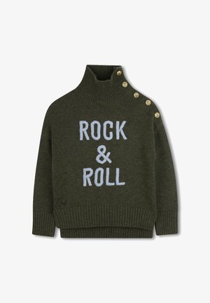 Grüner Strickpullover mit hohem Kragen, ausgestattet mit "ROCK & ROLL" in hellblauer Stickerei und goldenen Knopfakzenten an einer Schulter.
