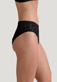 Hoogwaardige zwarte slips van doorschijnende stof met een geometrisch patroon, met gladde randen en een zachte textuur.
