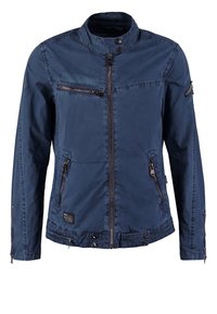 Marinblå jacka med ståkrage, frontdragkedja och flera fickor med dragkedja; tillverkad av ett strukturerat, lätt tyg.