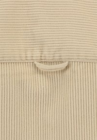 Tessuto in corduroy beige con texture a righe verticali. Presenta un piccolo anello per appendere nella parte superiore. La superficie appare morbida e pelosa.