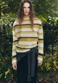 Maglione a maglia con strisce gialle e marroni, vestibilità rilassata, scollo ampio, abbinato a una cintura in cravatta grigio scuro, morbido al tatto, maniche lunghe.
