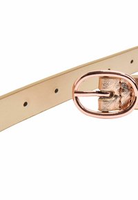 Ceinture en cuir beige étroite avec cinq trous d'ajustement et une boucle ovale métallique en finition or rose. Texture lisse, design minimal.