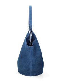 Borsa hobo in suede blu con un'unica maniglia alta, base rotonda e design annodato. Texture morbida con una finitura liscia e apertura superiore.