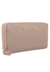 Valentino užtrauktuko piniginė iš tekstūruotos taupės odos. Savybė - auksinė logo ir auksinio atspalvio užtrauktukas. Kompaktiškas stačiakampio dizainas su lygia apdaila.