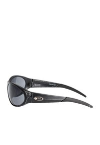 Gafas de sol negras con un diseño curvado, lentes oscuros, montura texturizada y un detalle de logo destacado en el lateral.