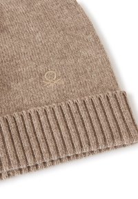 Berretto lavorato a maglia di colore marrone chiaro, con bordo a coste e ricamo del logo discreto. Realizzato in morbido filato testurizzato per garantire calore.