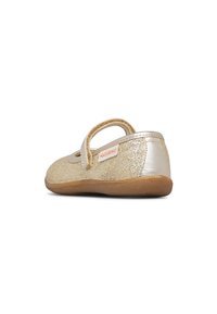 Zlaté třpytivé slip-on boty s kulatou špičkou, elastickým páskem a gumovou podrážkou. Obsahují značení na patě. Hladký povrch.