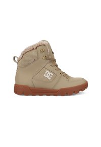 Beige Schneestiefel mit Kunstfellbesatz, strukturiertem Lederoberteil, Metallösen und einer robusten Gummisohle mit sichtbaren Profilmustern.