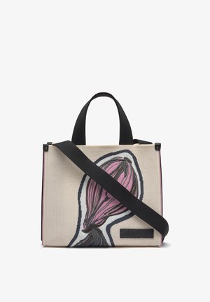 Beige rechthoekige handtas met zwarte handvatten en riem, voorzien van een groot roze en zwart bloemenpatroon aan de voorkant.