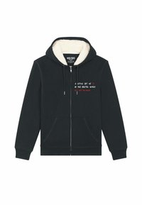 Hoodie zippé noir avec une capuche doublée en Sherpa. Présente un graphique de texte en rouge et blanc à l'avant. Comprend deux poches avant.