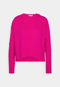 Fuchsia gestrickter Pullover mit rundem Ausschnitt, verkürztem Design und geripptem Saum und Bündchen. Weiche Textur mit einem einfarbigen Muster.
