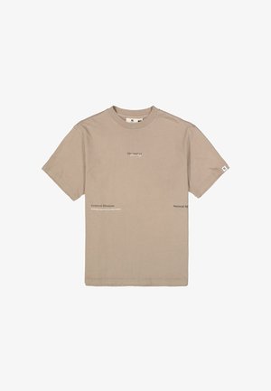 Camiseta de algodón beige con mangas cortas y cuello redondo, con texto impreso en diferentes fuentes y tamaños en el frente y la manga.