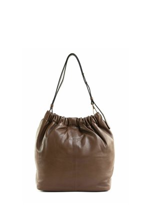 Sac à épaule en cuir marron avec un haut froncé et une bandoulière noire réglable, présenté sur fond blanc.