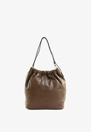Sac à épaule en cuir marron avec un haut froncé et une bandoulière noire réglable, présenté sur fond blanc.