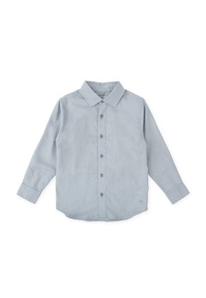 Camisa de botón azul claro con manga larga, cuello y dobladillo curvado. Hecha de una tela suave con una sutil textura y botones a juego.