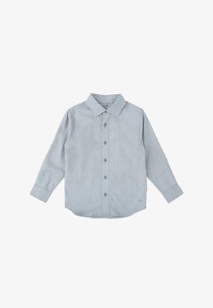 Camisa de botón azul claro con manga larga, cuello y dobladillo curvado. Hecha de una tela suave con una sutil textura y botones a juego.