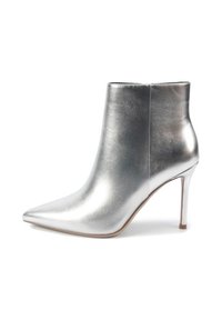 Botină metalică argintie cu vârf ascuțit și toc stiletto. Textură netedă, cusături minime și un design elegant pun accent pe estetica modernă.