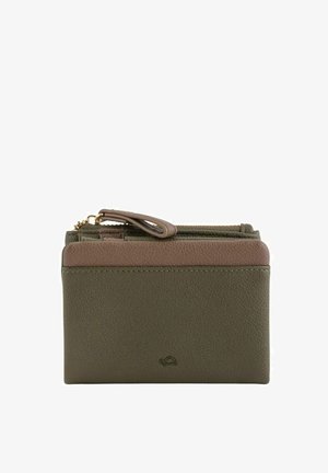 Cartera de cuero en verde oliva y marrón claro con cierre de cremallera, que cuenta con múltiples ranuras para tarjetas y un pequeño logo en la parte frontal.