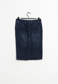 Jeanspencilkjol i mörkblått. Hög midja, knälång, med två bakfickor med en lätt textur. Hänger på en svart galge.