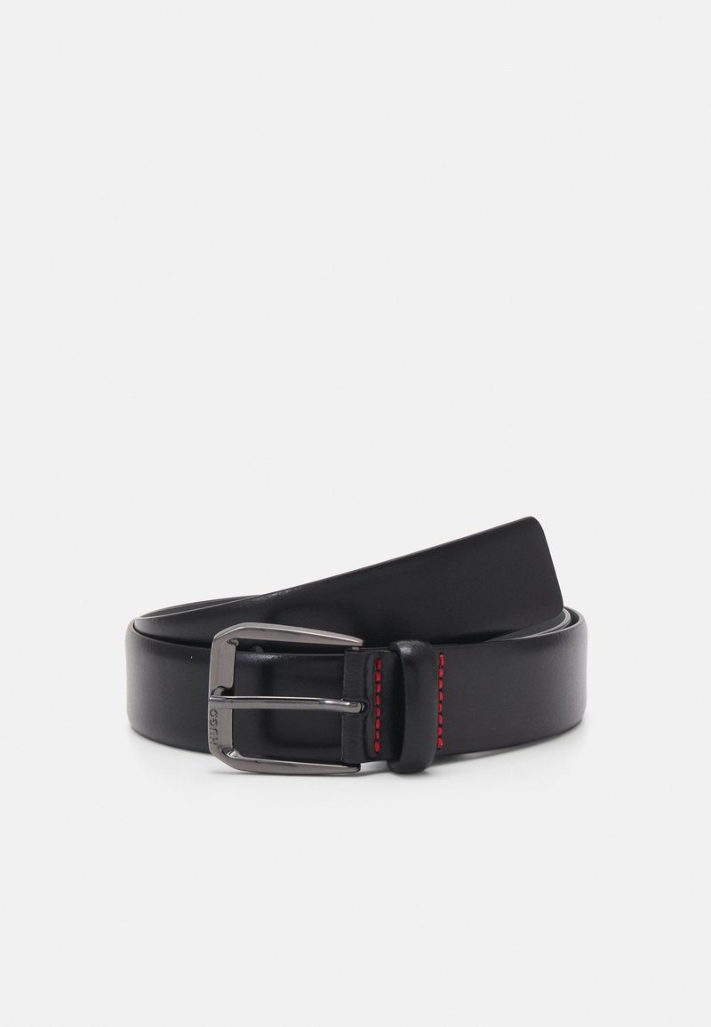Zwarte leren riem met een zilveren metalen gesp, met rode stiksels langs de randen, platte ontwerp en gladde textuur.