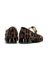 Scarpe in suede marrone con stampa leopardata, con tacco in vernice nera, dettaglio di cinturino e fibbia, design con tacco basso e punta arrotondata.