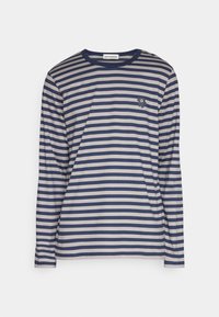 Långärmad tröja i mörkblå och ljusgrå ränder. Har en rund halsringning och en liten blomgrafik på vänstra bröstet. Tillverkad av bomull.