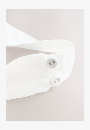 Balts auduma aksesuārs ar gludu tekstūru, diviem apaļiem pogām un vienkāršu dizainu ar plakanu formu.