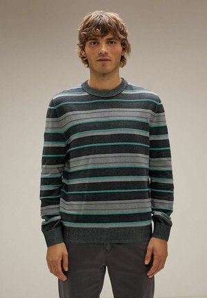 Grijs gestreepte trui met teal accenten, ronde hals en geribbelde mouwen. Gemaakt van zacht materiaal, met horizontale strepen van verschillende breedtes.