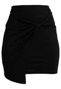 Minifalda negra en tejido elástico, con un diseño retorcido en la cintura y un dobladillo asimétrico con aberturas laterales.