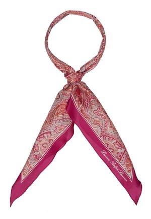 Silketørklæde med pink og rødt paisleymønster, knyttet med spidse ender, der viser teksten "Lauren Ralph Lauren" på den ene side.