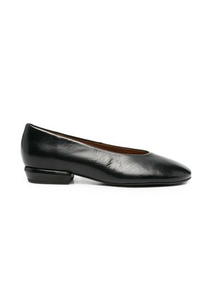Zapato plano de mujer de cuero negro con tacón bajo, puntera redonda y textura lisa, mostrado de lado sobre un fondo blanco.