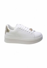 Sneaker bianco con una finitura liscia, suola piatta e un accento metallico dorato sul tallone. Presenta lacci intrecciati e occhielli decorativi.