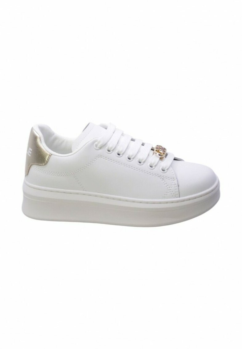 Sneaker bianco con una finitura liscia, suola piatta e un accento metallico dorato sul tallone. Presenta lacci intrecciati e occhielli decorativi.
