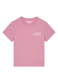Roze katoenen T-shirt met korte mouwen, ronde hals, met witte tekst "Ich kann so nicht arbeiten" op de voorkant.
