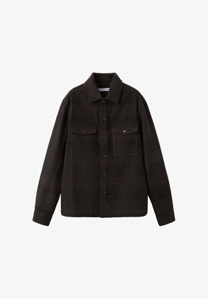 Smeđa košulja jakna od tkanine mekane teksture, s izoštrenim ovratnikom, zatvaranjem na kopče i dva džepa na prsima.