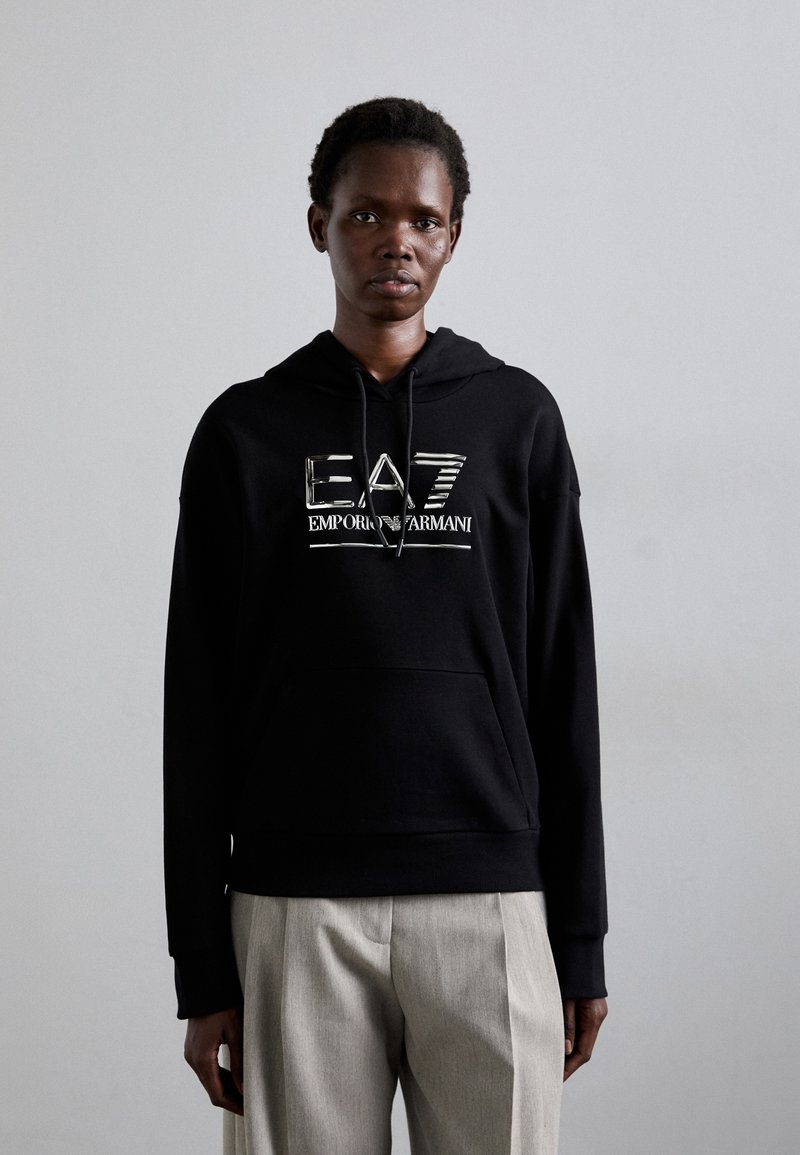 Svart hettegenser laget av bomullsblanding, med frontlomme og en blank EA7 Emporio Armani-logo på brystet.
